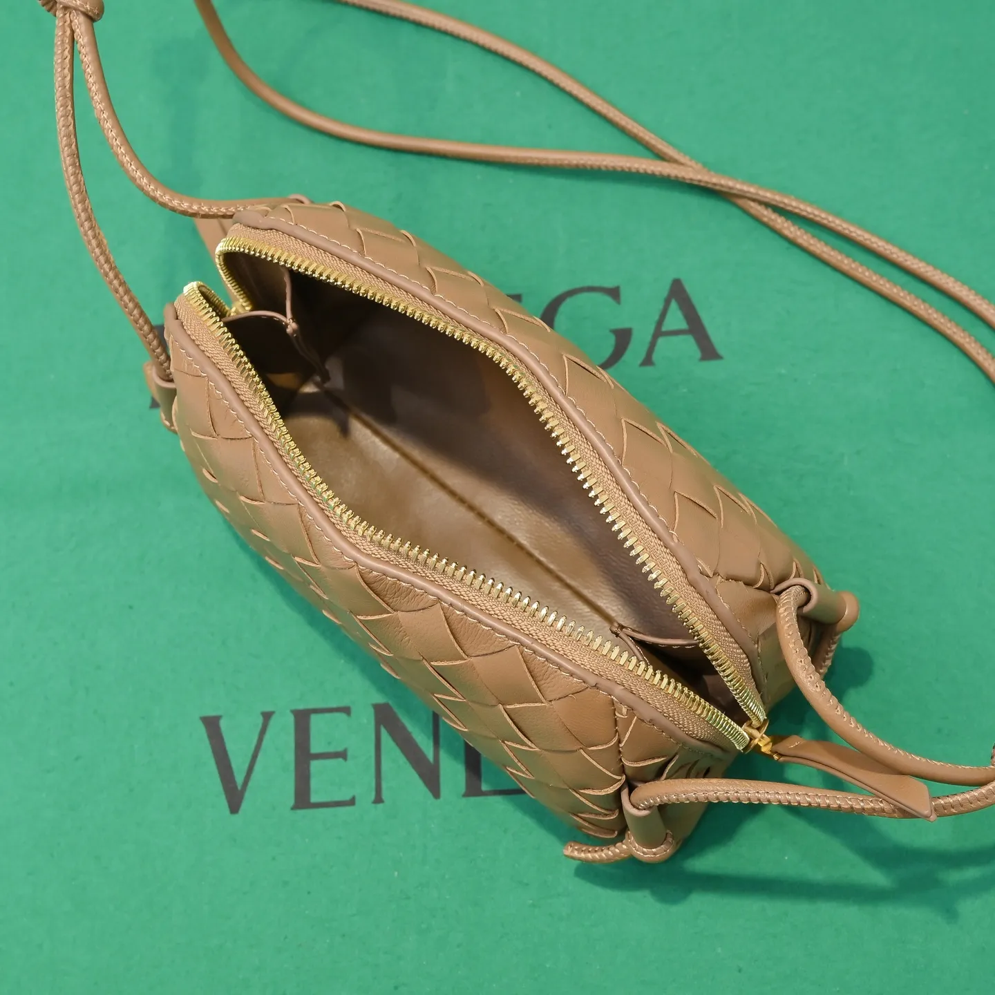 Batch 1260 #Bv The new Concert pouch is the most beautiful and practical mini bag I have ever seen 🎈 The bag body adopts the classic lntrecciato weaving process✅ It is equipped with a leather double-headed zipper, the opening is wide, easy to take and put, the shoulder strap knot can be slid to adjust the length freely, that is, 🉑️crossbody/underarm, and can be used as a clutch bag. Small body, large capacity, so practical! The key is that it is extremely versatile! Come and buy this small, exquisite, beautiful and versatile bag 👍 Model: 4258 Size: 18.5*11.5*8.5
